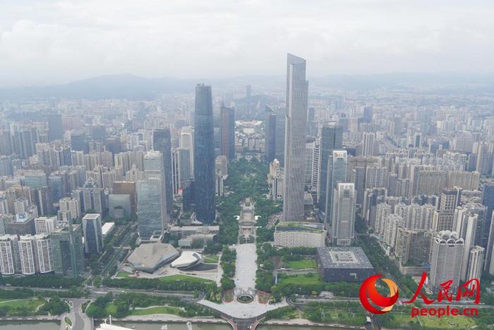 广东是我国首个经济总量突破14万亿元的省份,图为广州城市新中轴线珠江新城。人民网 王雅蝶摄