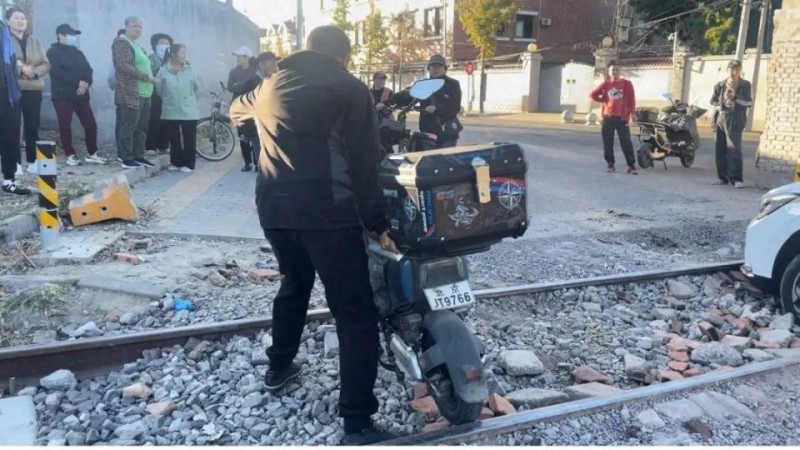 陷车、崴脚的不在少数!北京这处道路何时恢复顺畅通行?