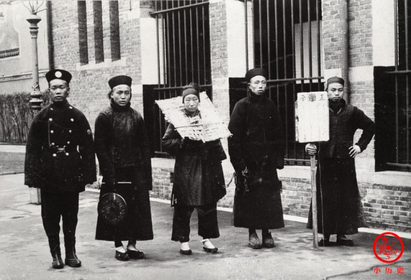 晚清老照片：青楼女子长得很漂亮，清军名将身穿铠甲尽显威风