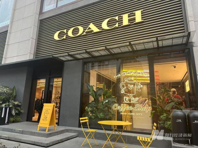 呼吸机、扫地机、奢侈品⋯⋯ 跨界咖啡店开成“百货商场”,实探品牌扎堆“卖咖啡”到底图什么?_腾讯新闻